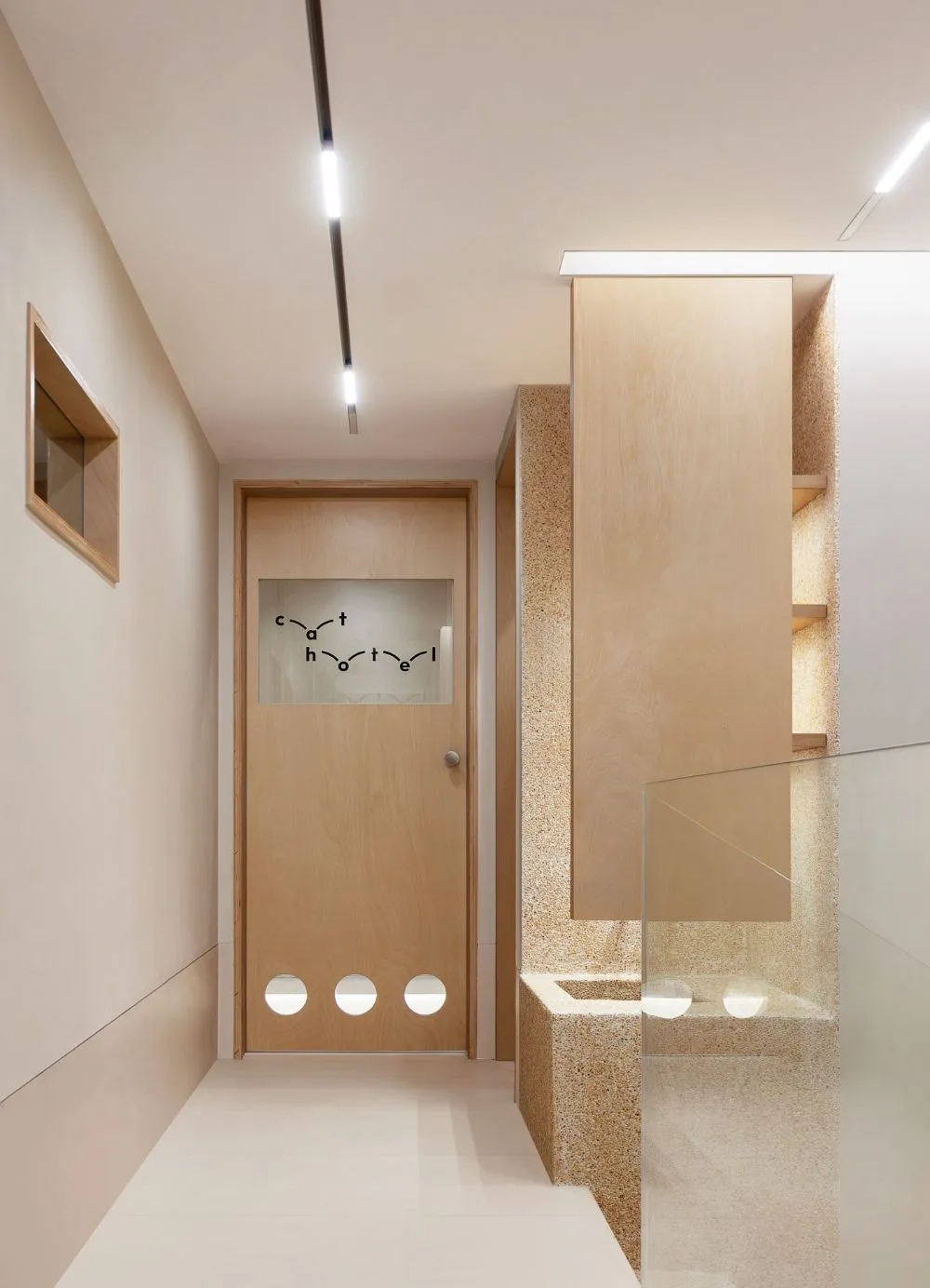 Iori interior — calm, light-wood grooming space
